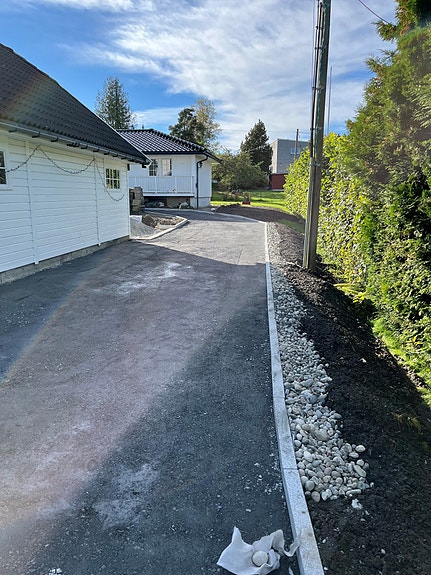 Kantstein og avretting av gårdsplass er en vanlig oppgave