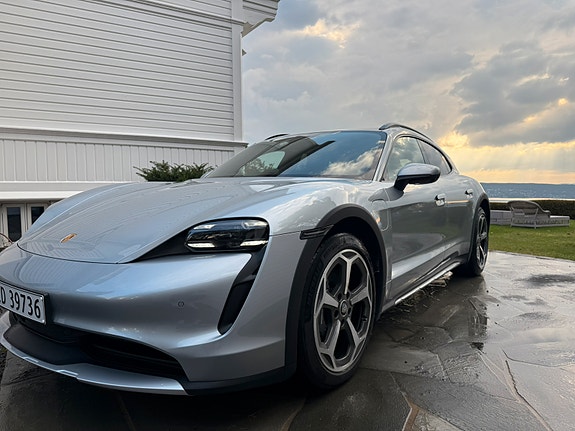 Porsche Taycan 3 of 5