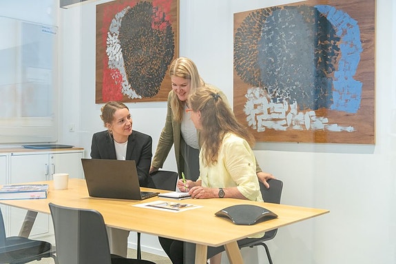 Foto: Ansgar Valbø
(kunstverk i bakgrunn: Sverre Wyller)