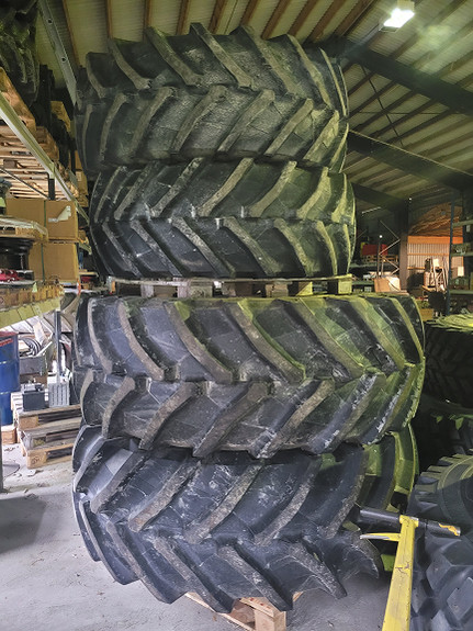 Trelleborg TM800 Hjul på 42/30 toms på Svarte Felger 2024, kr 89 000,-