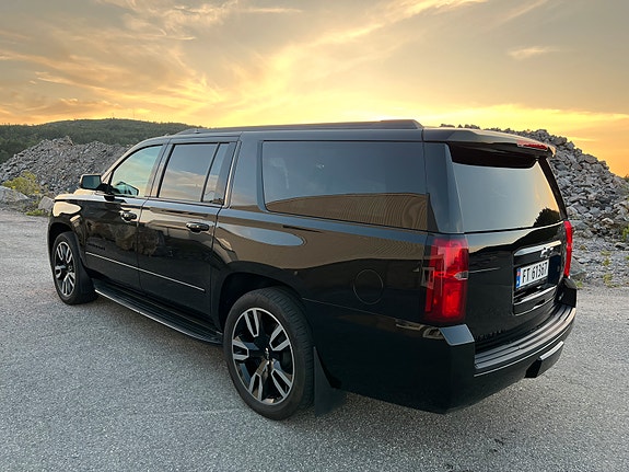 Chevrolet Suburban 13 of 30