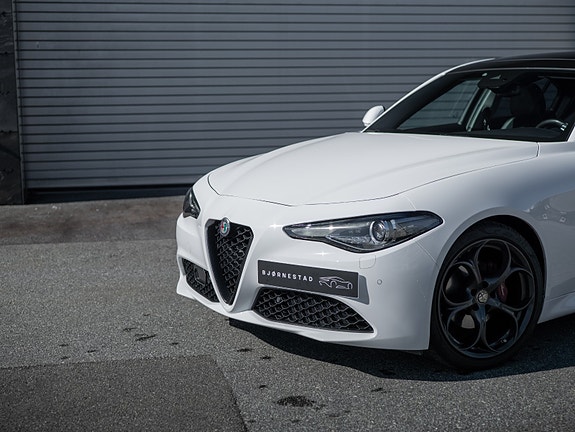 Alfa Romeo Giulia 2 of 5