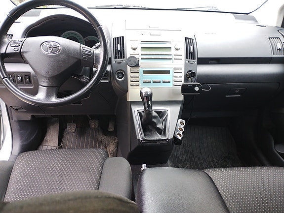 Toyota Corolla Verso 15 of 23