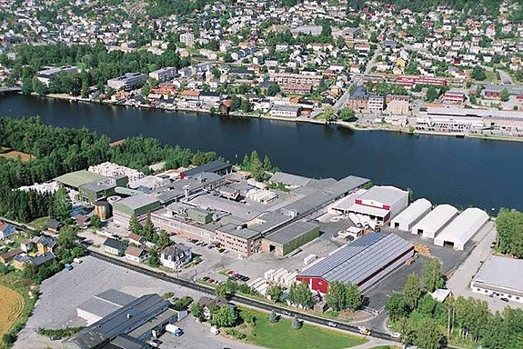 Bedriften ligger fint til ved Drammenselva i nær tilknytning til offentlig kommunikasjon ved Gulskogen