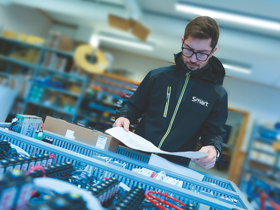 Serviceingeniør Andreas Alendal ein tur innom produksjonsavdelinga.