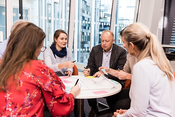 fire kolleger samarbeider i møte