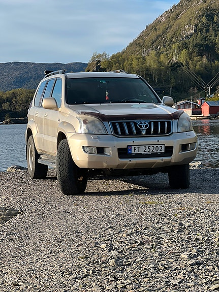 Toyota Land Cruiser 3 of 12