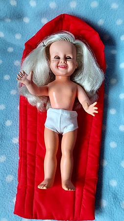 Vintage/retro: Rød sovepose med blomster-pynt i Tjorven størrelse.