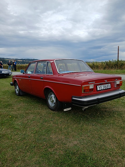 Volvo 240 3 of 5