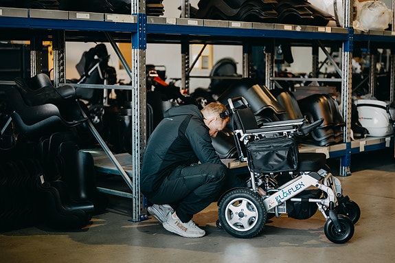Her får du et glimt av lageret vårt – et sted med høyt tempo og mye aktivitet.