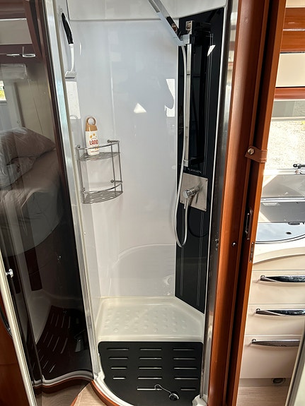 Mobilvetta K-Yacht Tekno Line 85 | lav km | ny reg. reim 24/4-26 | fukt- og gasstestet 7/8-25 | meget velholdt | enkle senger og senkeseng 27 of 30