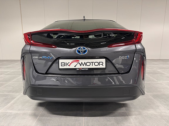Toyota Prius Plug-in Hybrid 17 of 30