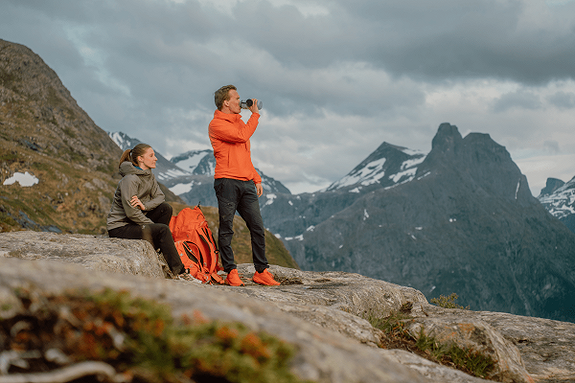 Markedsteamet vårt på photoshoot i Romsdalen våren 2024, vår ambassadør Sindre Kollbjørnsgard nyter fjellheimen sammen med markedssjef Silje Solbakken.