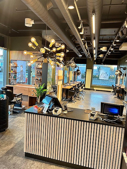 Resepsjon med 2 kasser og god plass