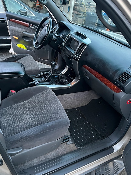 Toyota Land Cruiser 8 of 12