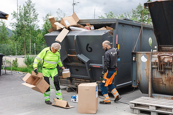 I tillegg til kundeservice og -veiledning er en viktig oppgave å holde torget i orden og lagre avfallet som kommer inn på forsvarlig måte.