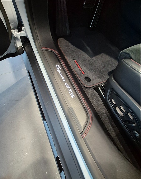 Porsche Taycan 10 of 13