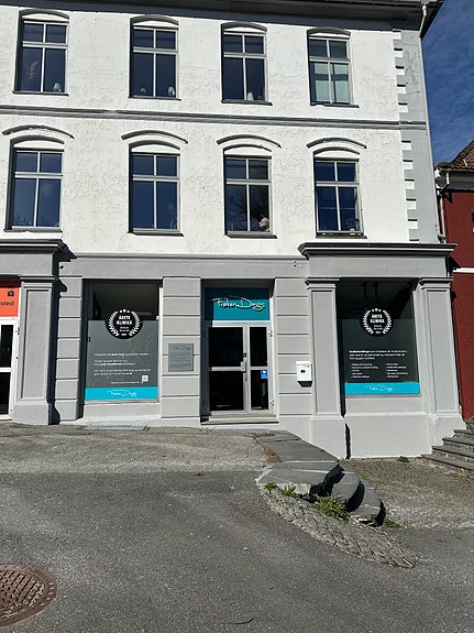 Vi holder til i Lille Markeveien 1. Parkering i Klostergarasjen, heis som stopper nesten rett utenfor.