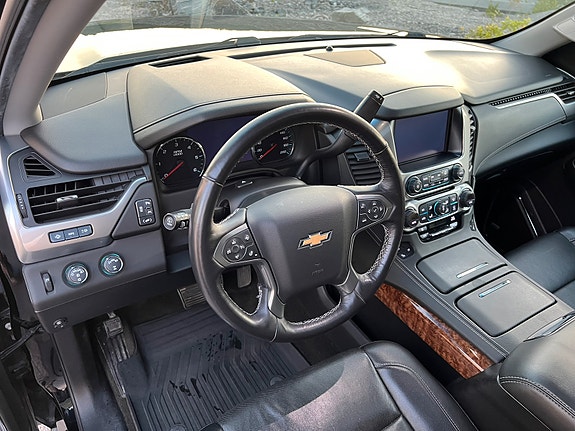 Chevrolet Suburban 23 of 30