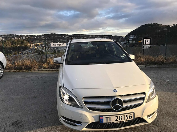 Mercedes-Benz B180 2 of 5