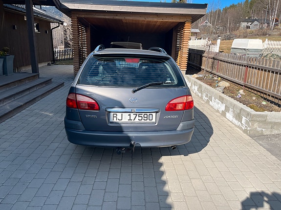 Toyota Avensis 2 of 5