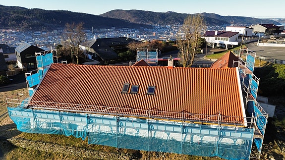 Taket er lagt med natur rød teglstein