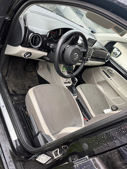 Volkswagen UP! 2 of 5