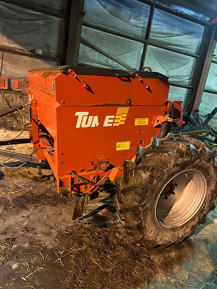 Tume HKL 2500 med grasfrø aggregat 2014, kr 90 000,-