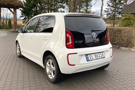 Volkswagen UP! 2 of 5