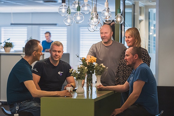 Dette er noen av de trivelige kollegaene du får jobbe med i Alut og Alta Kraftlag. Foto: Filmmark