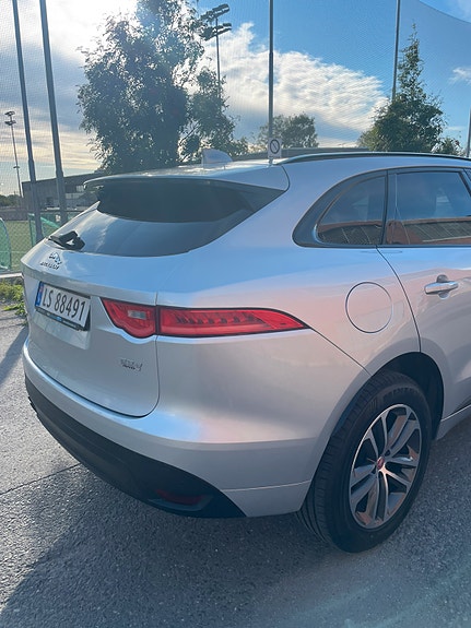 Jaguar F-PACE 10 of 28