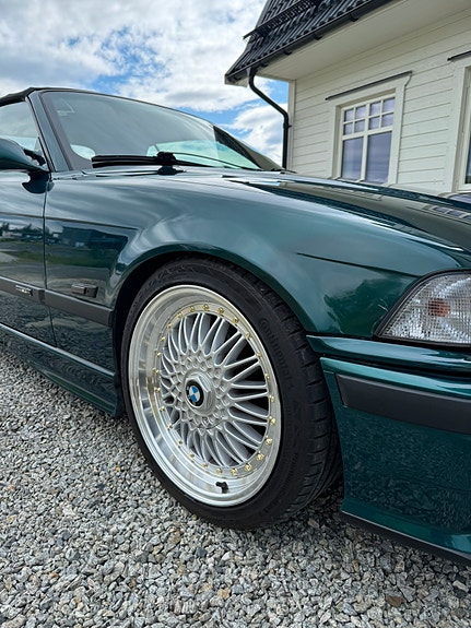 BMW 320 3 of 17