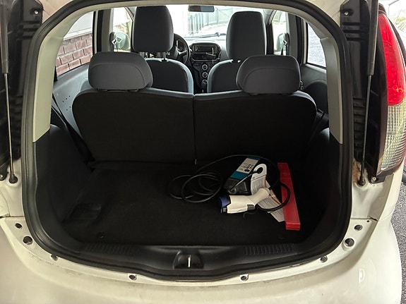 Peugeot iOn 2 of 12