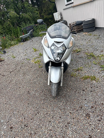 Honda FJS 600 Silver Wing 3 of 5