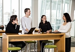 Flere kolleger som snakker sammen