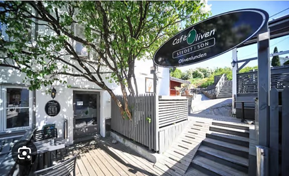 Inngangsparti for både inne- og uteservering