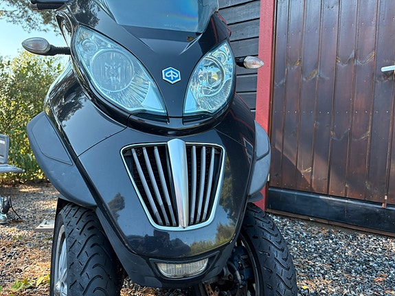 Piaggio MP3 300 LT 2 of 11