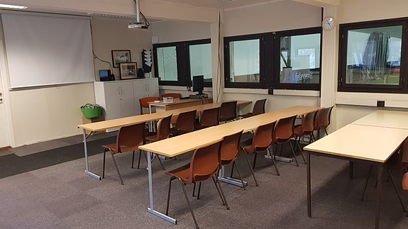 Undervisnings med plass til 25 elever, med prosjektor, Tv, lerret og tavler.