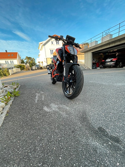 KTM 125 Duke 2 of 5