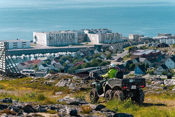 Nye Hammerfest sykehus i bakgrunnen. Foto: Nyvoll Film & Foto