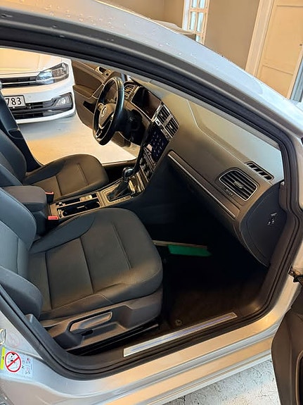 Volkswagen e-Golf VII 11 of 19