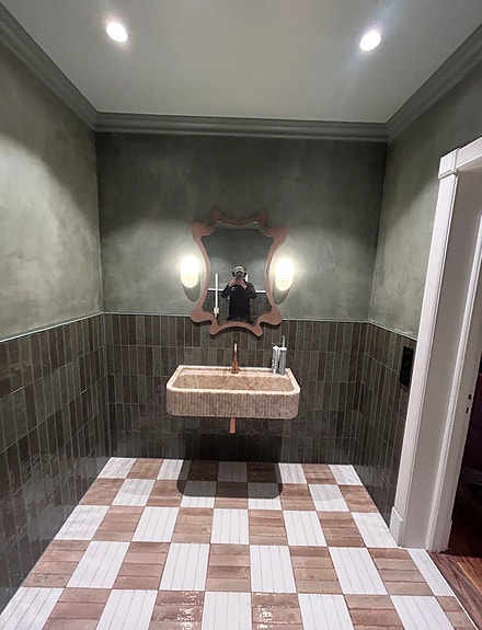 Oppføring av HC-toalett, designet av interiørarkitekt