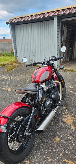Triumph Bonneville bobber 4 of 5