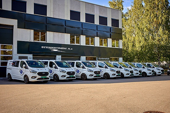 Våre servicebiler utenfor vårt lokale