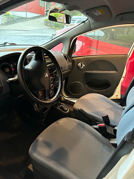 Peugeot iOn 3 of 12