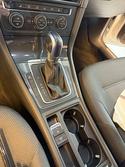 Volkswagen e-Golf VII 14 of 19