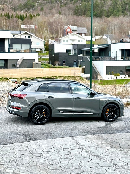 Audi e-tron 8 of 30