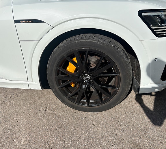 Audi e-tron 6 of 12