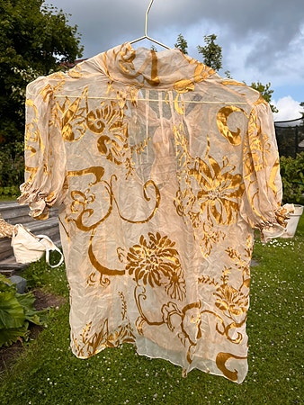 Nydelig vintage silkebluse gull