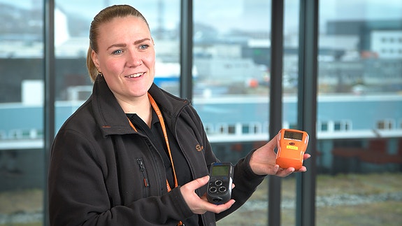 Helene viser frem ev av våre gassmålere.